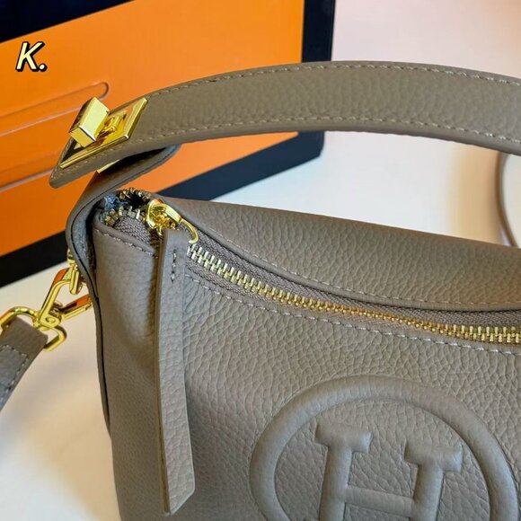 Classic Hermes Bag: A Stylish and Versatile Choice for Elegance - Picture 7 of 10